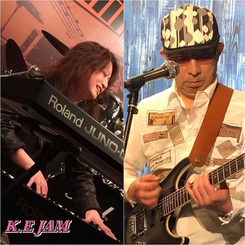 K.E JAM出演番組LIVE♪ | 夫婦DUO。星井公美子(ピアノ弾き語り)＆Eddie(ギター弾き語り)。ShowRoom音楽番組「ApplePopTV」(Mc:Yoshi)レギュラー出演中。クスッと笑える歌詞や泣ける歌、夫婦漫才のようなMCが好評。「人とのふれあい」をテーマに、老若男女様々な目線のオリジナル曲ライブをお送りします。