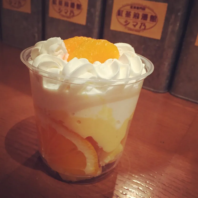 親子で作ろう！イギリス菓子トライフル | トライフルはイギリスでは定番のスイーツ。カップにスポンジ、カスタード、生クリーム等を重ねて作ります。生クリームの泡立てに挑戦しましょう！ハンドミキサーの使い方を伝授しますのでご安心下さい。今回は初めてのWebゼミなので材料は各自ご用意頂きます。中に入れる具材はお好きなものを用意して下さい。