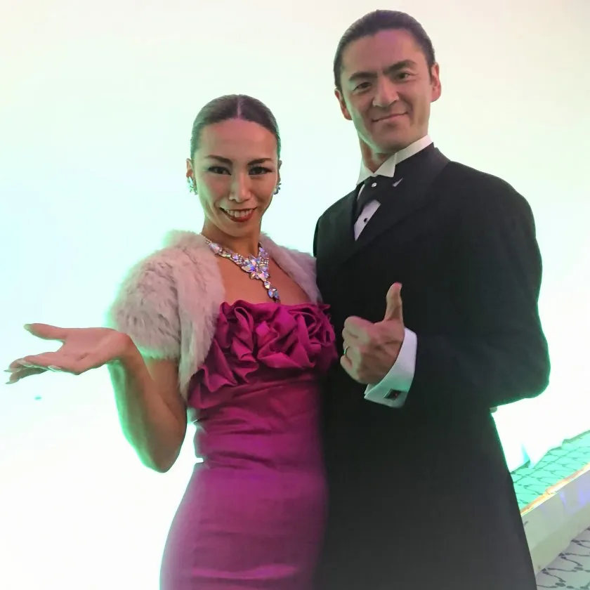 夫婦で踊ろう！ | 	ご自宅で気軽にペアダンスを踊ってみませんか？ラテンダンスの入門ステップはシンプルで覚えやすく小スペースで楽しめます。シューズ不用。講師は男性女性計2名の社交ダンスプロのペア！是非この機会にいつもの日常とは違った体験を～Let`s dance together！