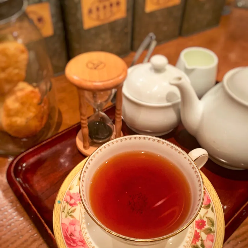 初心者の為の紅茶基礎講座と夏アレンジティ | 第1回目から開催しております大人気講座をWeb版で初登場。紅茶の基礎、紅茶の淹れ方を伝授します。今回は夏のアレンジティのレシピを公開するので、みんなで作って乾杯しましょう！またテーブルデザイナーによるティーパーティの開き方もお教えします。簡単に素敵に紅茶のあるテーブルもお楽しみくださいね。