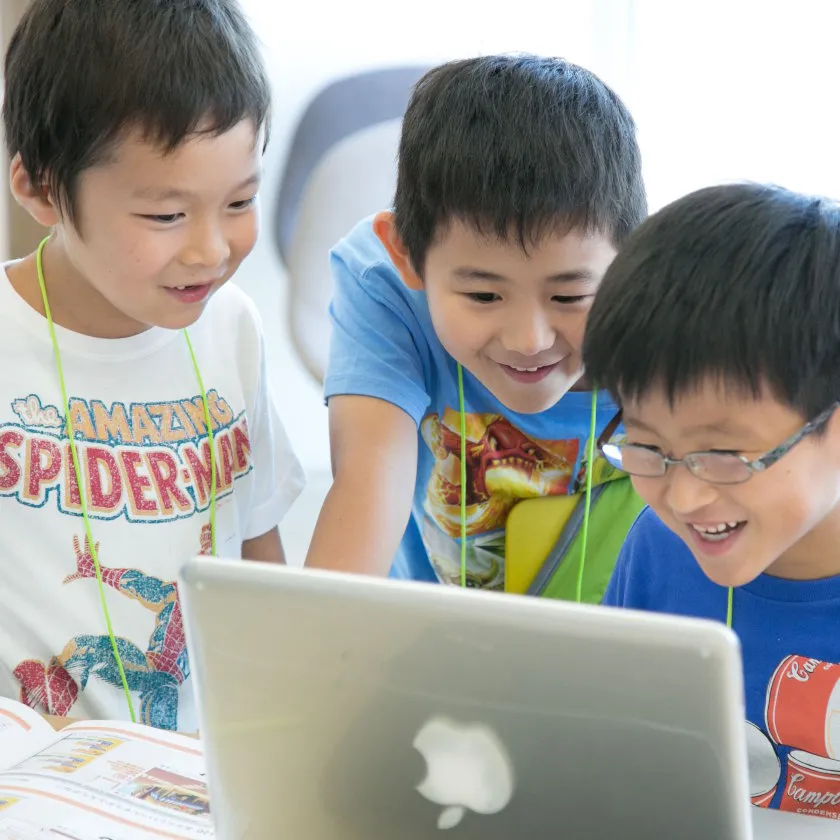 数学の先生が教えるプログラミング講座 | 2020年からプログラミングが小学校の必修科目となりました。2024年からは大学入試の科目にも導入されます。「プログラムって難しいの？」いえいえ、ゲームをつくりながら楽しく学べます。保護者の方もこの機会にプログラミングの世界をぜひご体感ください。簡単なゲーム作りでプログラミングにふれてみましょう！